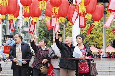 中国侨网邻里节活动中,市民猜灯谜的热情很高。