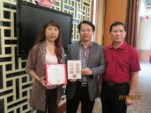 中国侨网冯广俊副主任代表市侨办接受李兰女士捐赠邮票