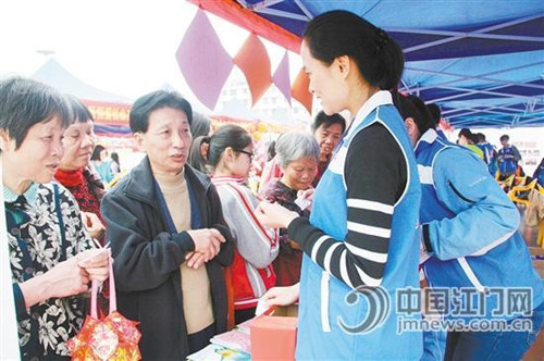 中国侨网70个社会组织设摊展示成果，江门市市民在游戏和问答中了解社工。