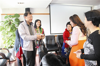 中国侨网马勇智（左一）与到访客人们亲切交流。(谢青芸 摄)