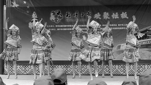 中国侨网“亲情中华”到壮乡,舞动“坛板”歌满“坡”。(《广西日报》/林涌泉 摄)
