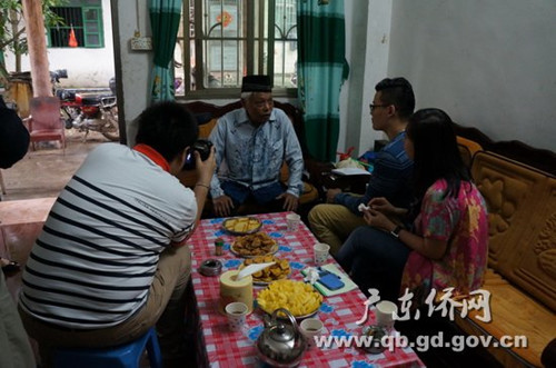 中国侨网印尼老归侨吴伯向记者们介绍他在侨场生活的情况