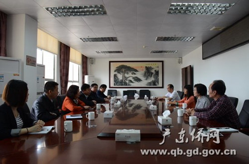 中国侨网在英红镇政府座谈(右二:吴凤仪会长)