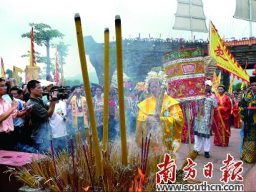 中国侨网新会崖门海战景区内举行国母诞祭祀活动。 (《南方日报》/杨兴乐 摄)