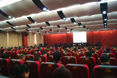 中国侨网湖南省侨联党组书记朱建山进党校讲课。