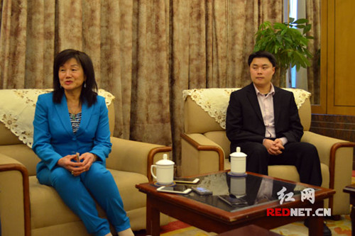 中国侨网谭吴保仁(左)和谭长生(右)接受采访。