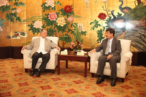中国侨网福建省政府副省长郑晓松与菲律宾航空公司董事长陈永栽亲切交谈中。