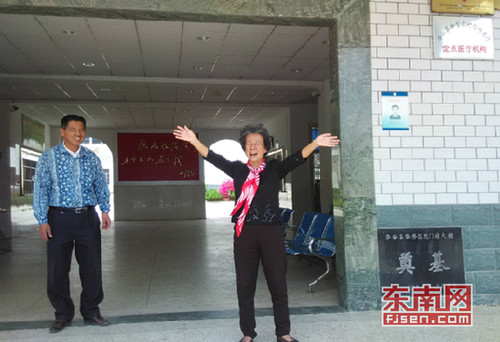 中国侨网林婉香女士在仙都华侨医院大门高兴地挥手。