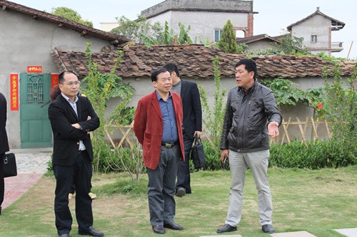 中国侨网参观后黄村，美丽侨乡行采风活动的一行人了解村庄发展情况。