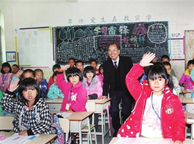 中国侨网孩子们用上了新书桌。(《深圳侨报》/林琳 摄)