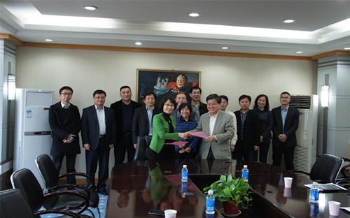 中国侨网青岛市侨办与河南省外侨办签署友好合作备忘录。