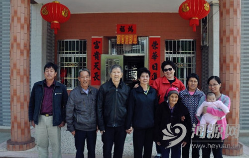 中国侨网邓任棠（左三）、妻子（左四）、女儿（戴墨镜者）在锦口村与亲人团聚。