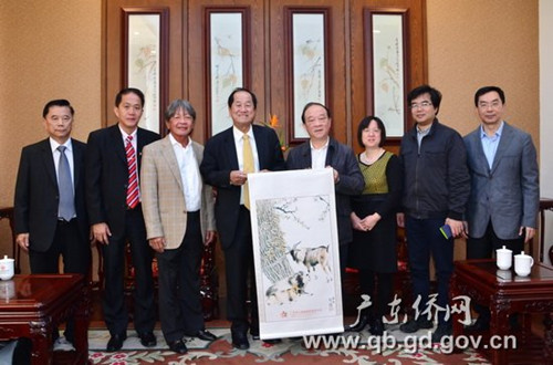 中国侨网吴锐成主任（右四）向访问团赠送纪念品