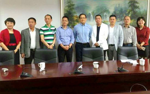中国侨网福建省侨办主任杨辉与旅欧福建侨领合影。
