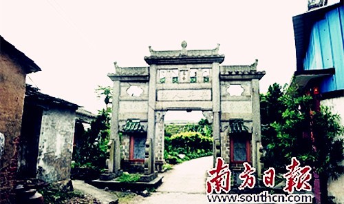 中国侨网霞路村现存唯一完好无损的石雕“百岁牌坊”。(杨兴乐 摄)
