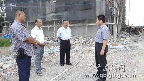 中国侨网参加仪式前,李仲民副巡视员(右一)还专门实地考察了陆丰华侨农场危房改造工作进展情况
