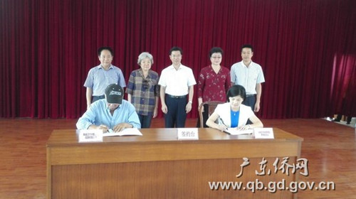 中国侨网汕尾市华侨管理区(陆丰华侨农场)与海南省万宁兴隆热带花园有限公司正式签订合作协议,共同建设汕尾市观光农业人才驿站