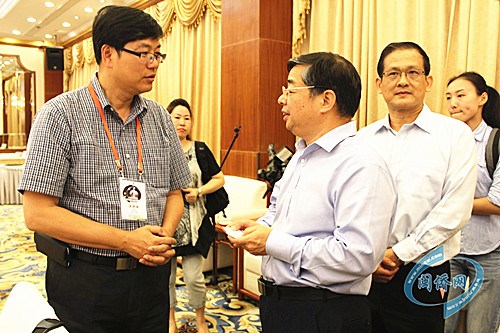 中国侨网福建省省委常委、宣传部长李书磊与海外华文媒体负责人亲切交谈。
