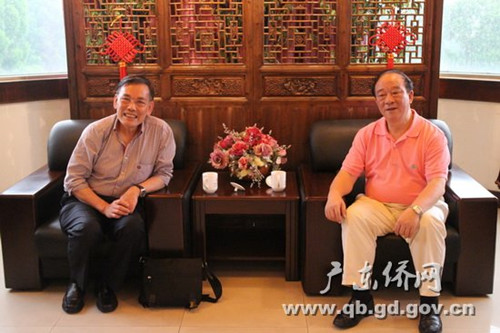 中国侨网吴锐成主任（右）与邝伟森理事（左）座谈交流