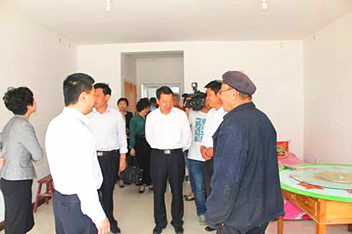 中国侨网出席竣工仪式的嘉宾参观“侨爱老年公寓”。