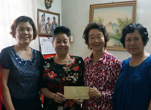 中国侨网△广州市归侨老人福利会会长陆桃香(右二), 荔湾区侨联副主席黄曼玲(右一)与抗日英雄杨玲薏合影。