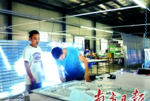中国侨网江门市艺光科技开发有限公司开发的LED闪动屏灯箱初尝“文化+科技”的甜头。(《南方日报》/甘雁娜 摄)