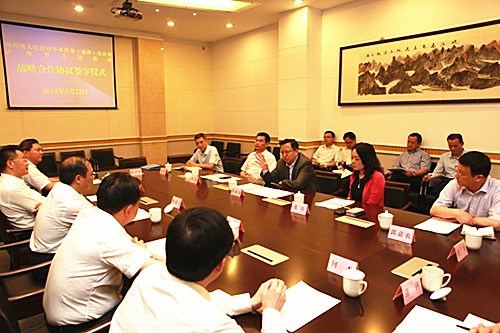 中国侨网四川省外事侨务办主任慕新海(右三)、泸州市市委书记蒋辅义(左三)、市委副书记、市长刘强(左二)出席签字仪式。