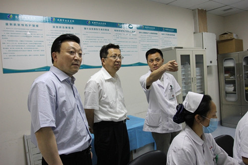 中国侨网四川省外侨办主任慕新海(中)在四川三友集团董事长郝士权(左)的陪同下，考察成都市西区医院。