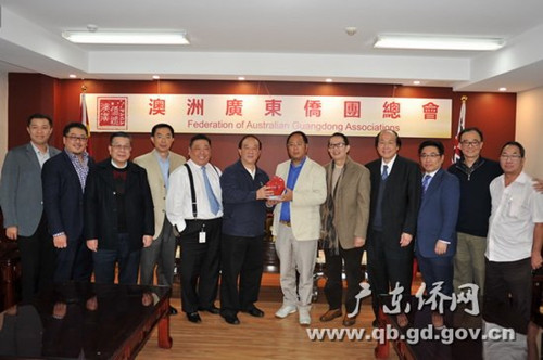 中国侨网吴锐成向澳洲广东侨团总会赠送纪念品