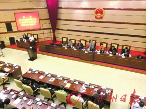 中国侨网深圳市五届人大常委会最后一次会议现场。（《广州日报》）