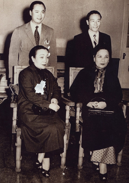 中国侨网1956年，傅明光(二排左一)与宋霭龄(前左)、宋美龄(前右)合影。