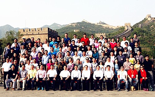 中国侨网来自全球31个国家86名华裔杰出青年代表一行来到北京延庆县八达岭长城景区。