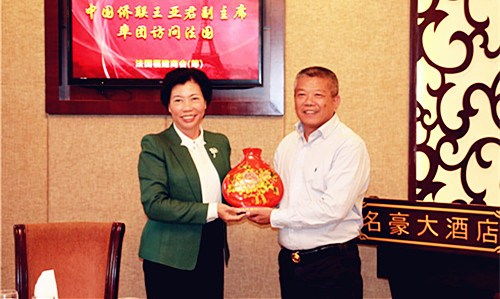 中国侨网王亚君与筹建中的法国福建总商会蔡国伟互赠纪念品。