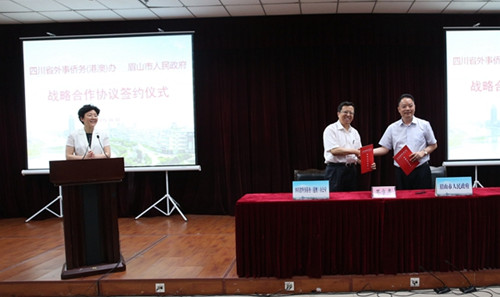 中国侨网四川省外侨办主任慕新海(中)与眉山市委副书记、市长宋朝华(右一)在战略合作协议上签字,眉山市委书记李静(左一)主持签字仪式。