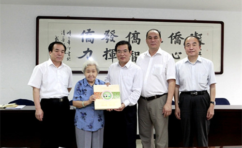中国侨网缅甸归侨联谊会向北京市政府侨办赠送了该侨团收藏多年的珍贵文献资料。