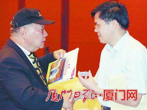 中国侨网参加论坛的嘉宾热络交流。(《厦门日报》/ 苏媛 摄)