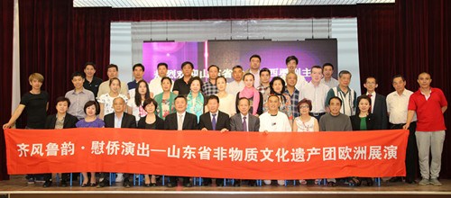 中国侨网“文化中国·齐风鲁韵”代表团成员与法国潮州会馆成员合影。(黄冠杰 摄)