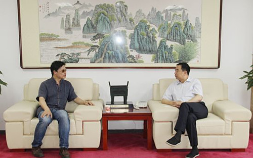 中国侨网图为安徽省侨联党组成员、副主席兼秘书长杨冰(右)会见旅法国际著名画家虹鸣(左)。