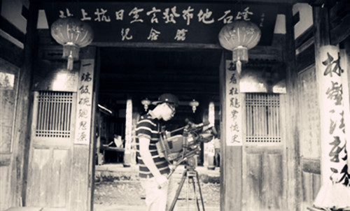 中国侨网厦门电视台《福建抗战记忆》中的《永安之秋》摄制组，在北上抗日宣言发布地石峰纪念馆拍摄当年的标语。(黄光棉 摄)