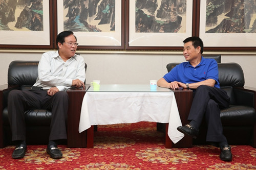省外事侨务办副主任薛斌(右)会见美国福建公所主席郑时甘(左)。