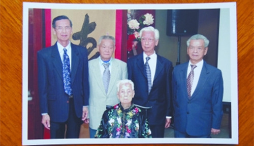 郑潮炯妻子钟彩合与儿子们的合影。后排左二为郑社义。刘进供图