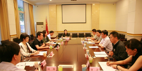 四川省外事侨务办副巡视员郭嘉农(右三)与广州市外办副主任朱小燚(左三)一行座谈。