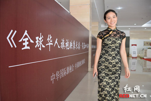 来自湖南各市州的优雅女性参加“全球华人旗袍映像长卷”拍摄活动。　