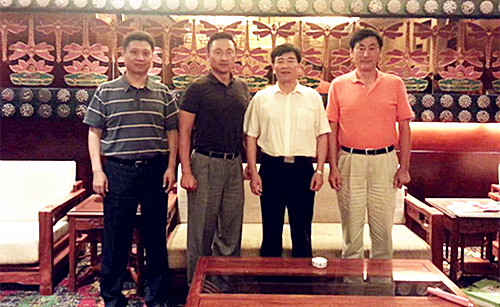 刘方会会见全美山东同乡会联合总会会长于泽伟(左二)、理事长刘凤强(右一)。