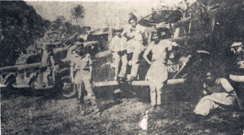 1939年,南侨机工车队在滇缅公路上。