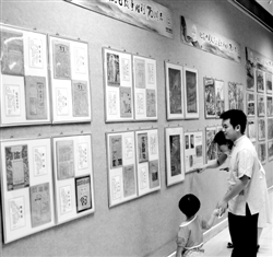 市民携家带口观展。(钟小丰