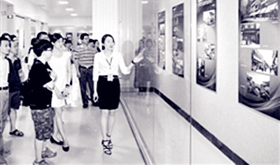 参观者在图片展上听讲解员介绍。(连志城