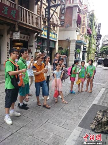 “亲情中华·汉语桥”夏令营访海口民国风情街。(朱时琴 摄)