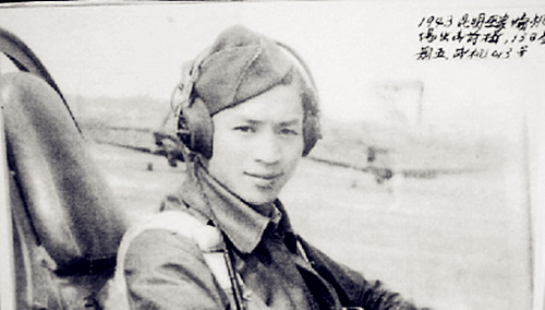 陈炳靖1943年7月13日驾机出击前摄。
