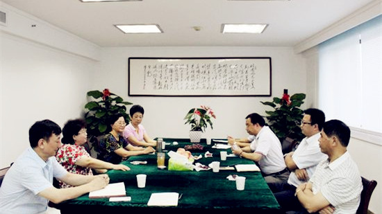 图为安徽省侨联党组成员、副主席兼秘书长杨冰(右三)在安徽省侨商联合会调研。